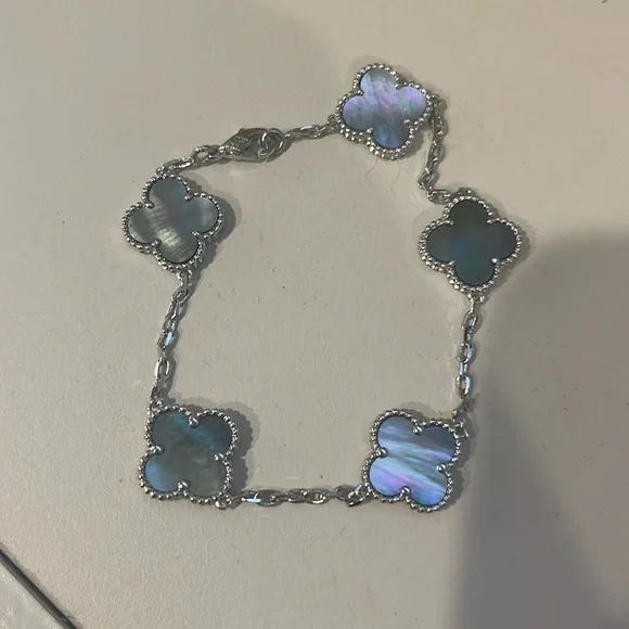Fashion Clover Bracelet Grey Inspired - Picture 1 of 5